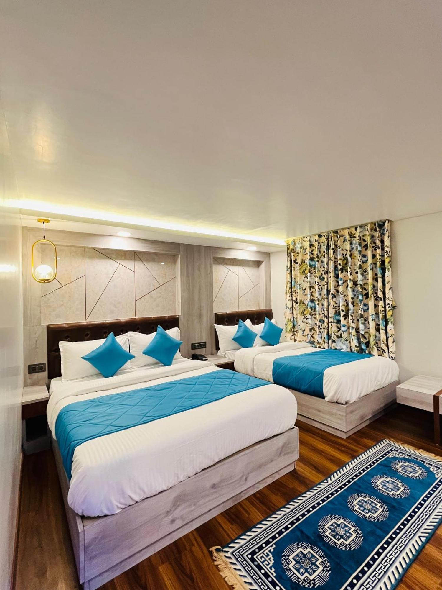 Luxury Stay At Hotel Broadway Boutique Mall Road Chowrasta Near Mahakal Temple ダージリン エクステリア 写真