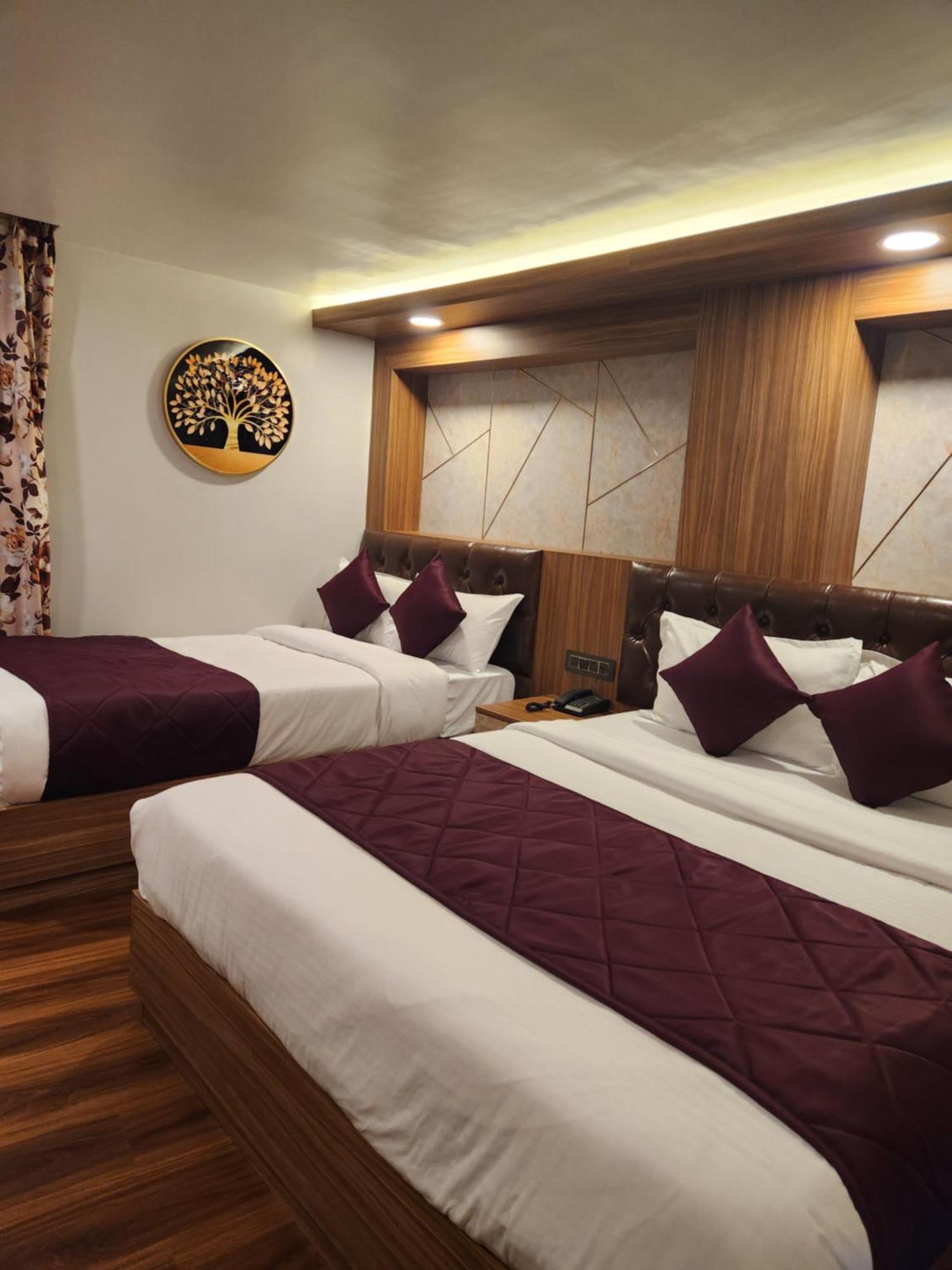 Luxury Stay At Hotel Broadway Boutique Mall Road Chowrasta Near Mahakal Temple ダージリン エクステリア 写真