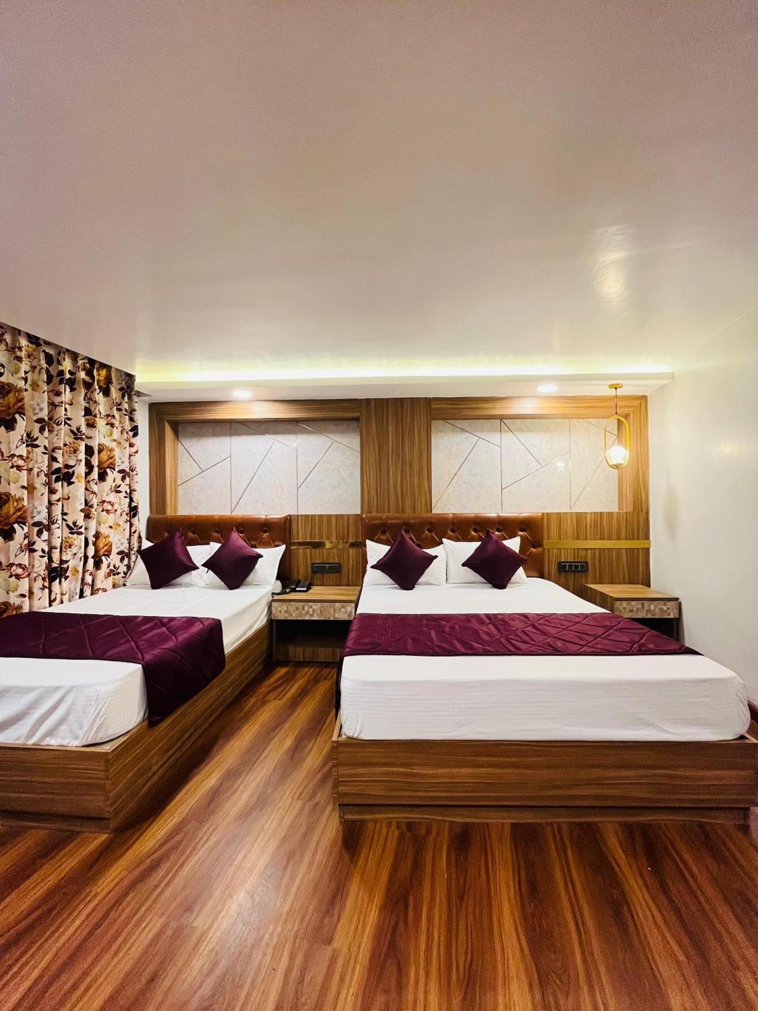 Luxury Stay At Hotel Broadway Boutique Mall Road Chowrasta Near Mahakal Temple ダージリン エクステリア 写真