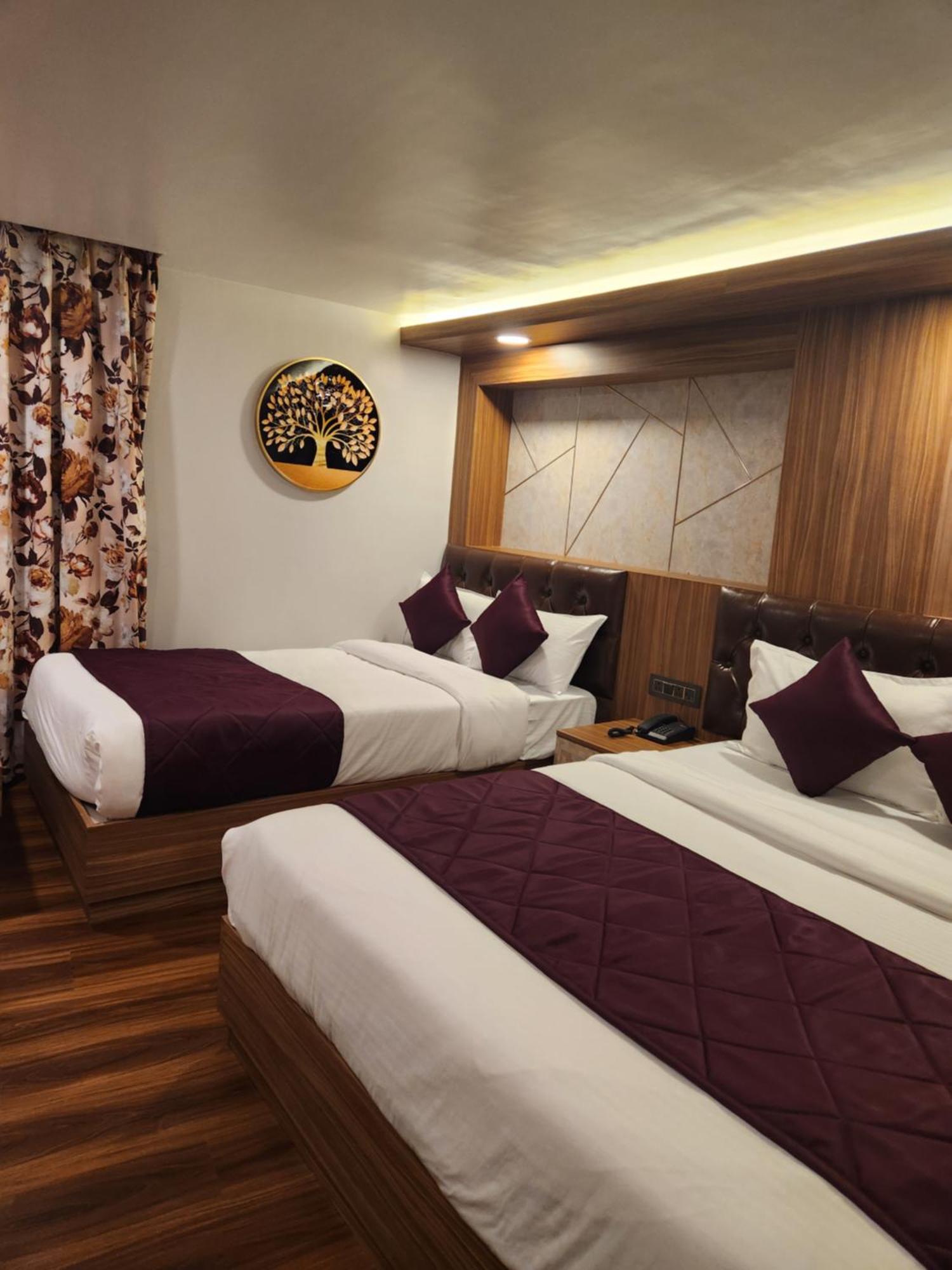 Luxury Stay At Hotel Broadway Boutique Mall Road Chowrasta Near Mahakal Temple ダージリン エクステリア 写真