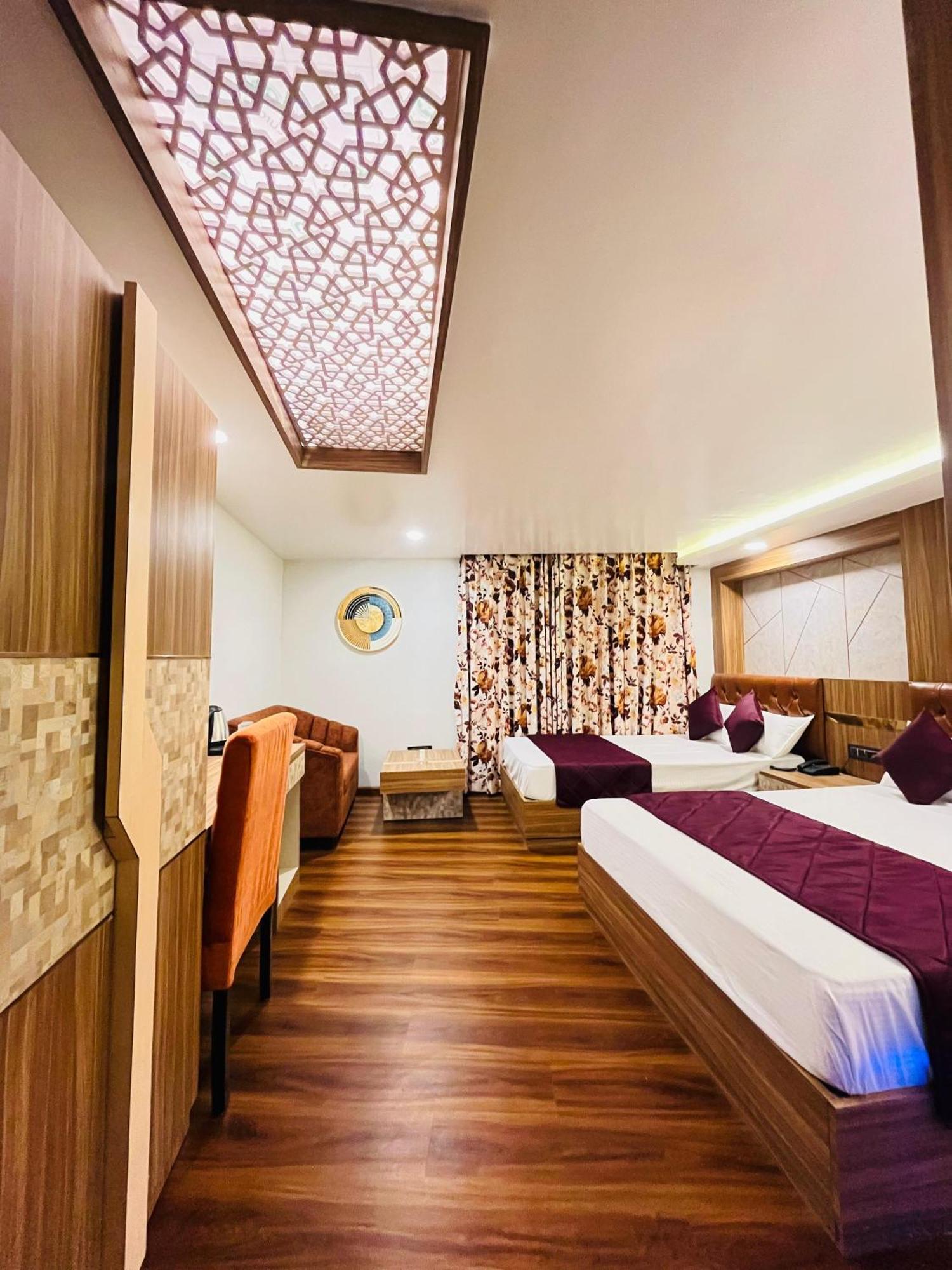 Luxury Stay At Hotel Broadway Boutique Mall Road Chowrasta Near Mahakal Temple ダージリン エクステリア 写真