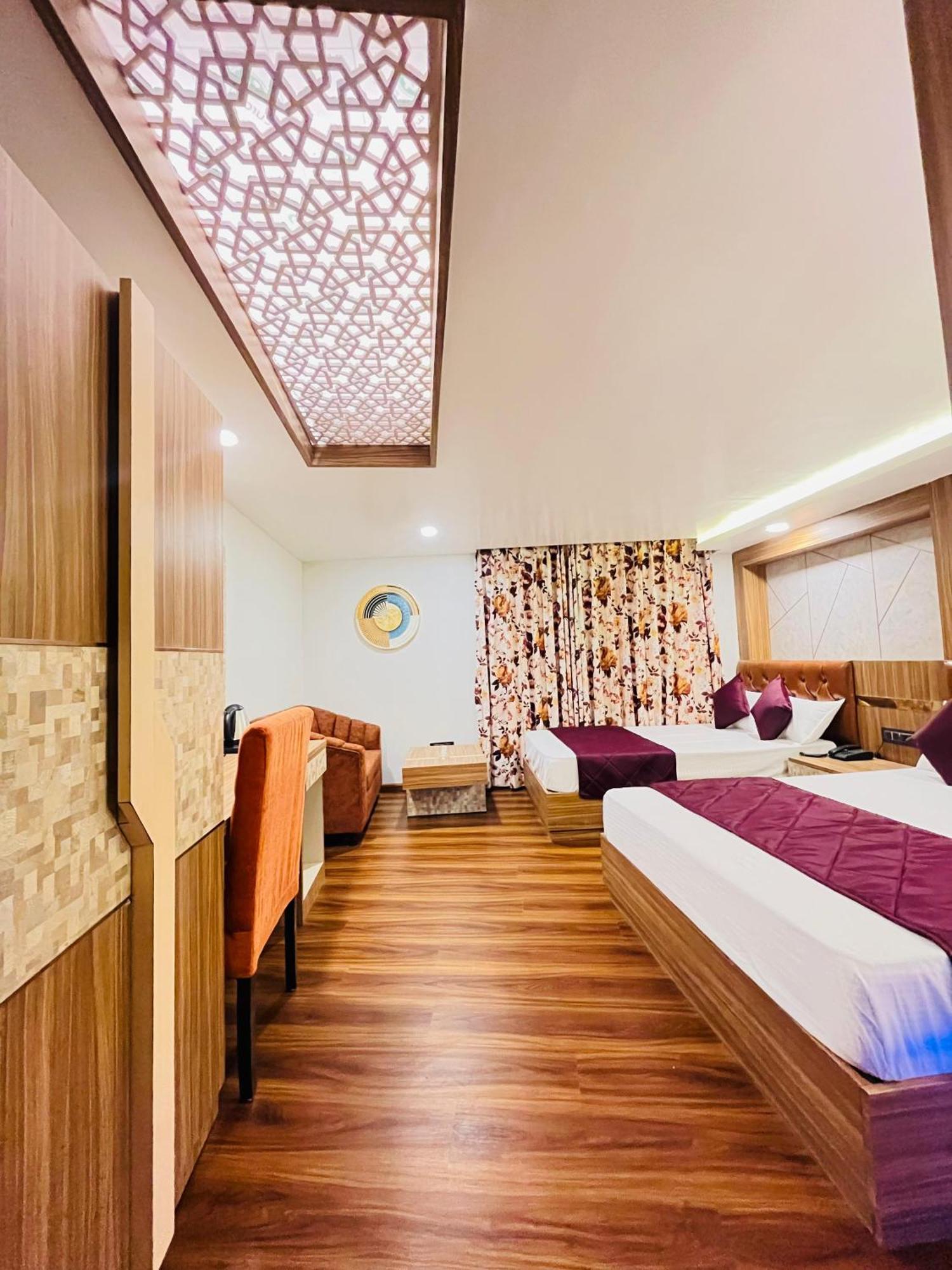Luxury Stay At Hotel Broadway Boutique Mall Road Chowrasta Near Mahakal Temple ダージリン エクステリア 写真