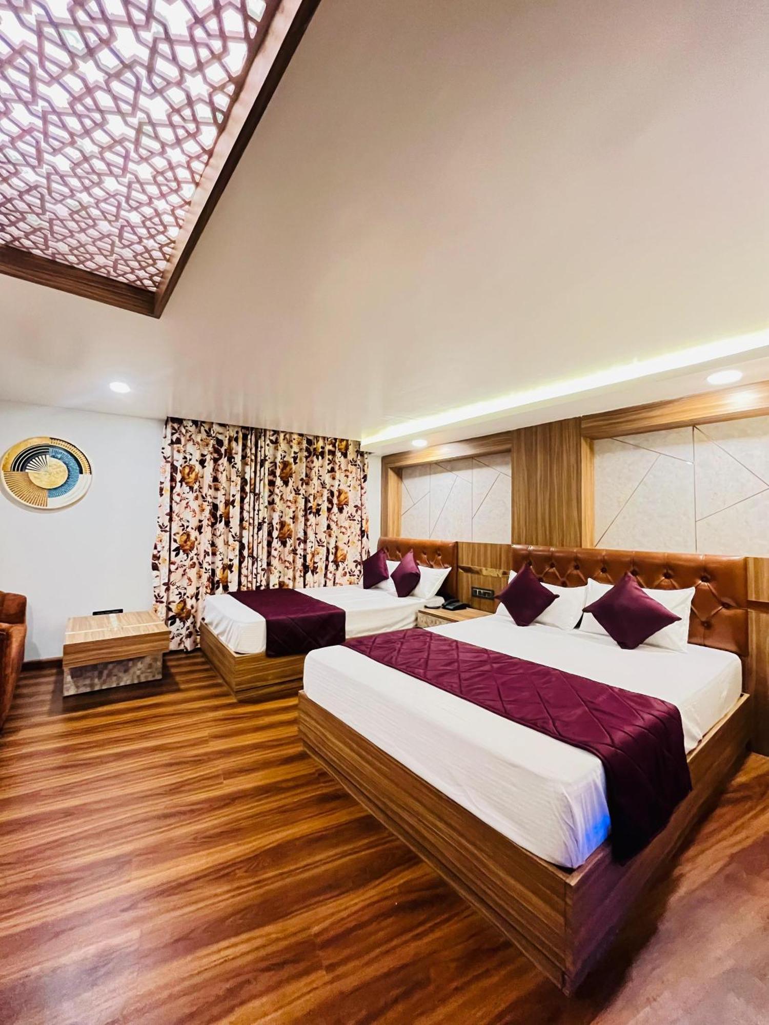Luxury Stay At Hotel Broadway Boutique Mall Road Chowrasta Near Mahakal Temple ダージリン エクステリア 写真