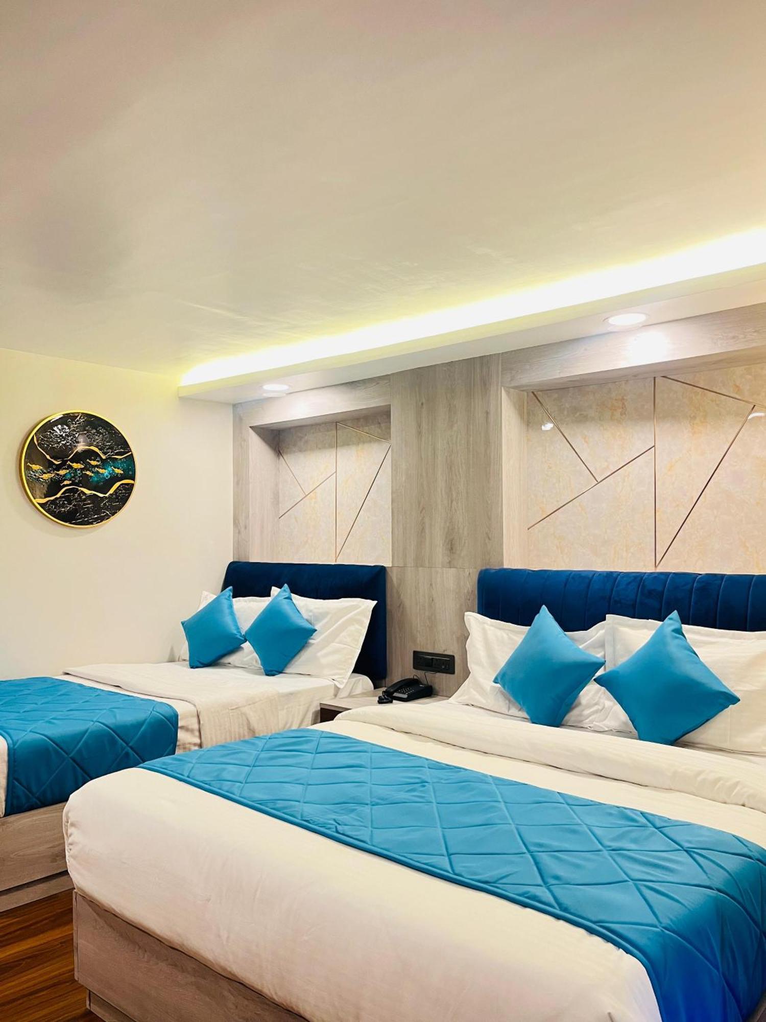Luxury Stay At Hotel Broadway Boutique Mall Road Chowrasta Near Mahakal Temple ダージリン エクステリア 写真