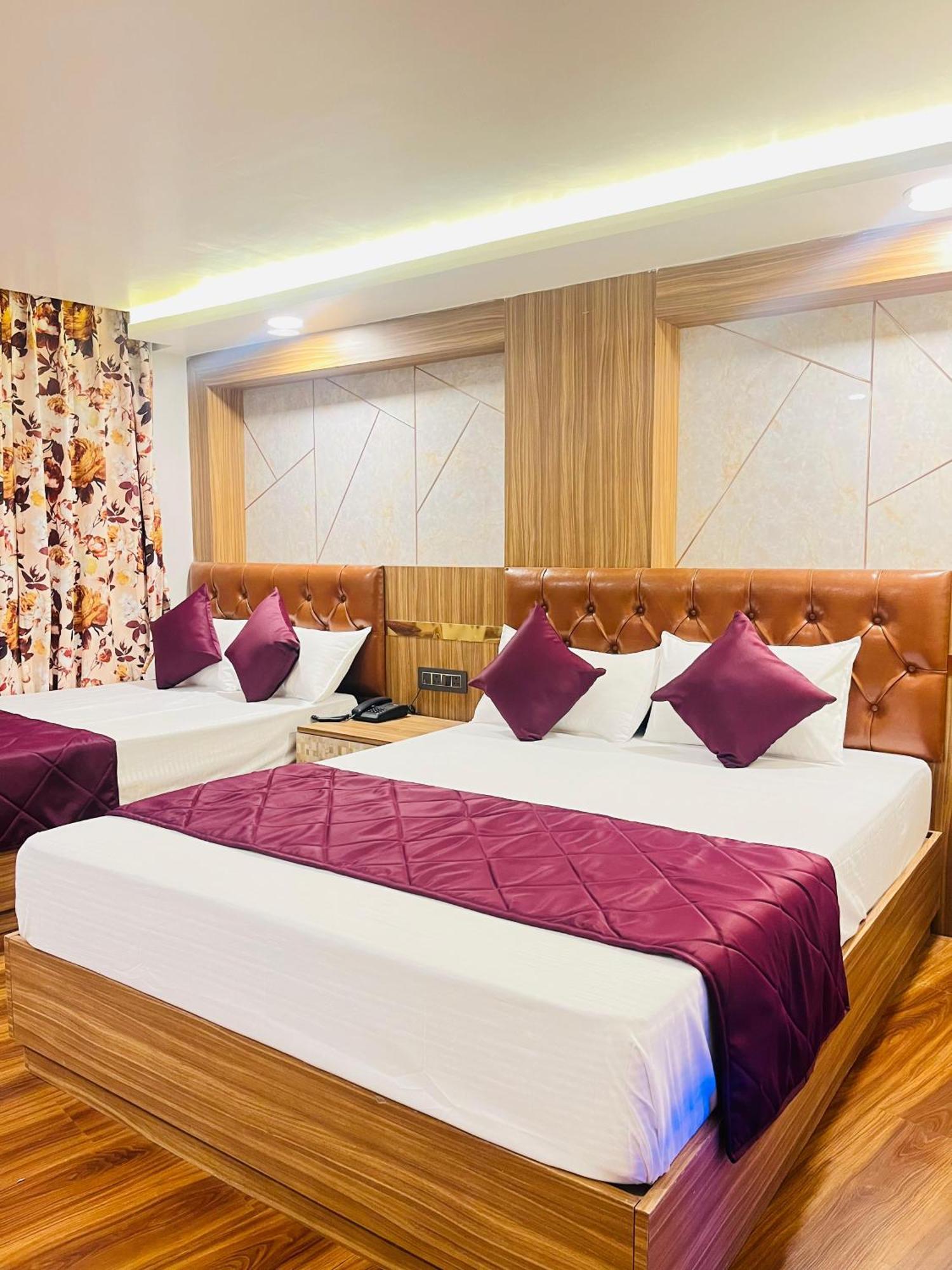 Luxury Stay At Hotel Broadway Boutique Mall Road Chowrasta Near Mahakal Temple ダージリン エクステリア 写真
