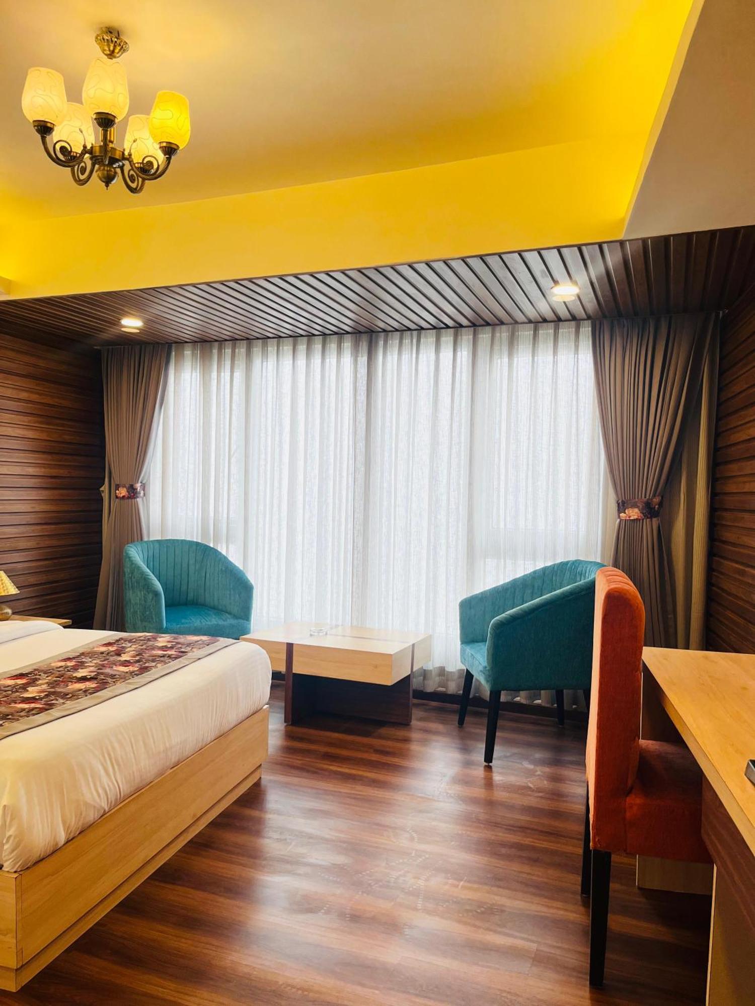 Luxury Stay At Hotel Broadway Boutique Mall Road Chowrasta Near Mahakal Temple ダージリン エクステリア 写真