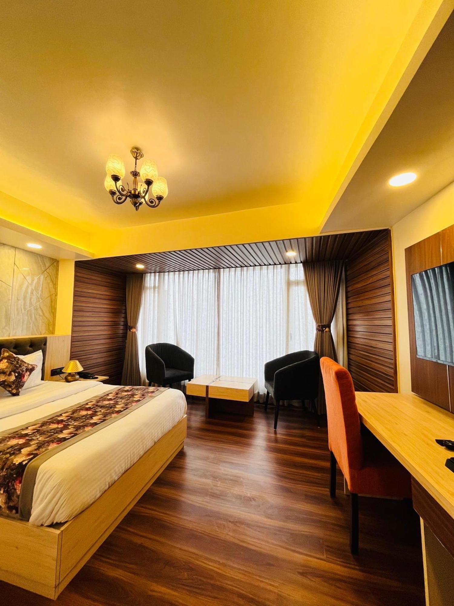 Luxury Stay At Hotel Broadway Boutique Mall Road Chowrasta Near Mahakal Temple ダージリン エクステリア 写真