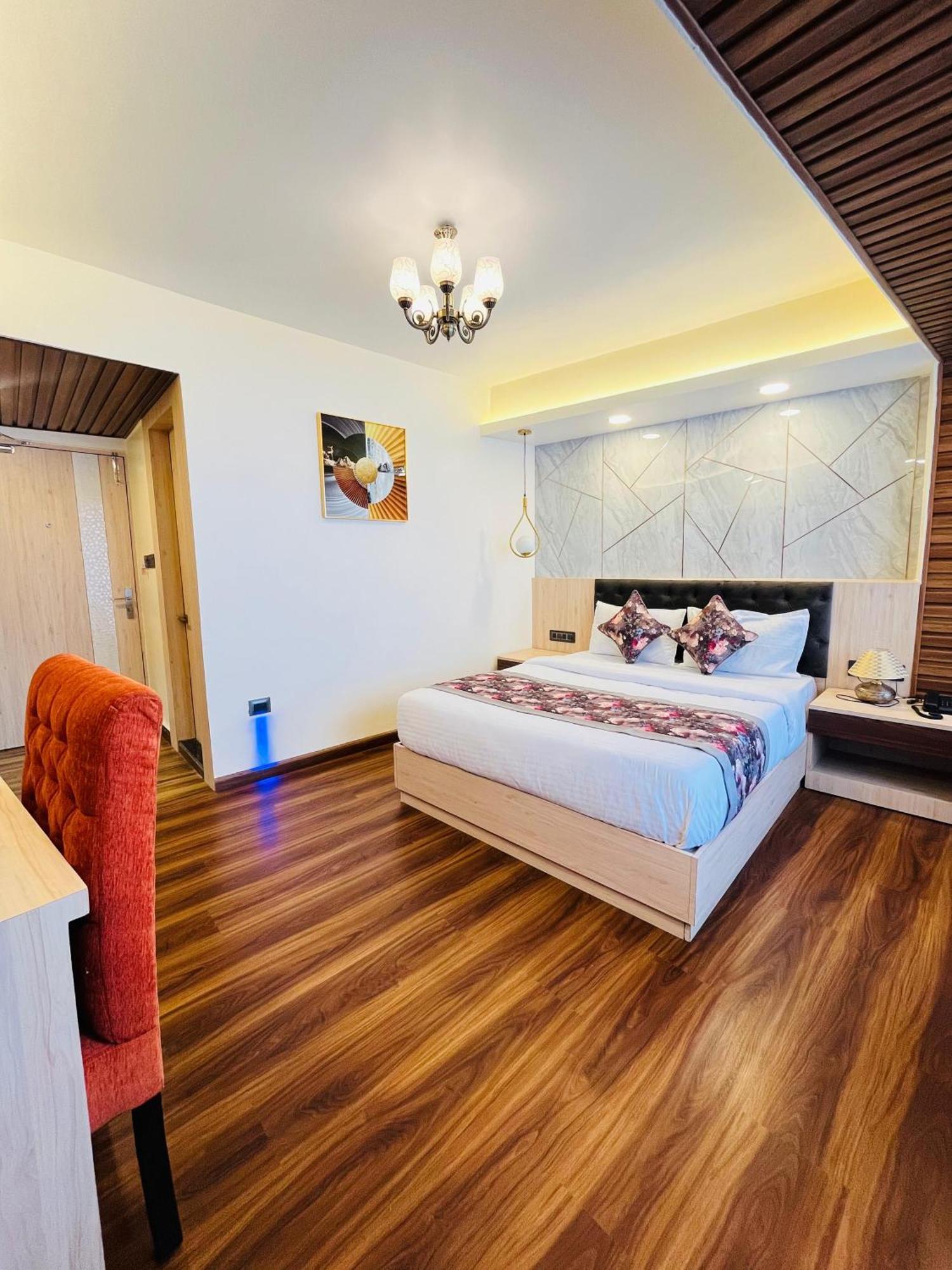 Luxury Stay At Hotel Broadway Boutique Mall Road Chowrasta Near Mahakal Temple ダージリン エクステリア 写真