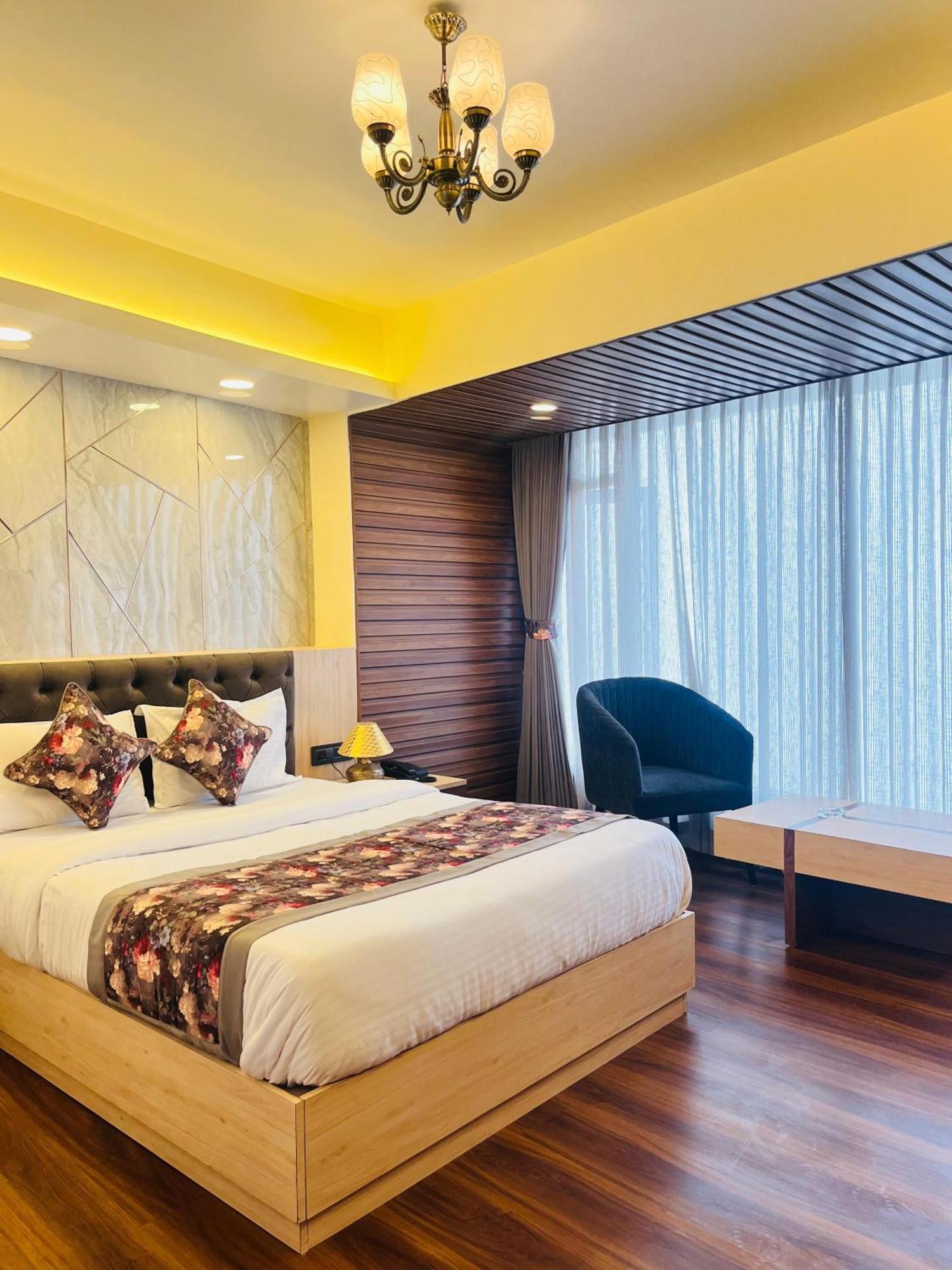 Luxury Stay At Hotel Broadway Boutique Mall Road Chowrasta Near Mahakal Temple ダージリン エクステリア 写真