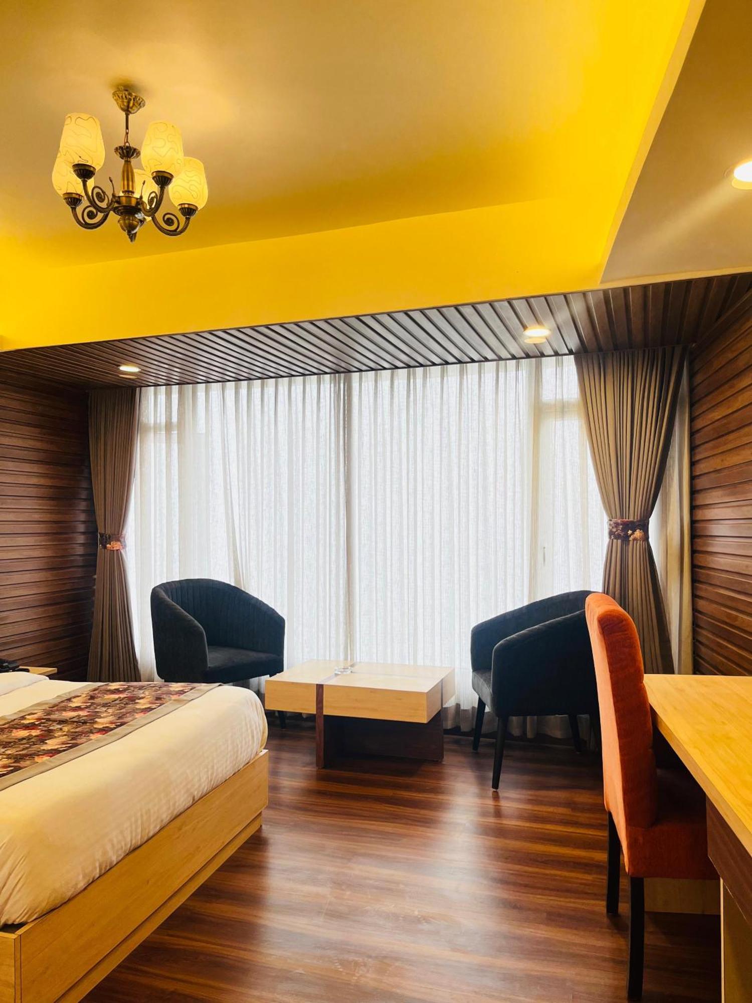 Luxury Stay At Hotel Broadway Boutique Mall Road Chowrasta Near Mahakal Temple ダージリン エクステリア 写真