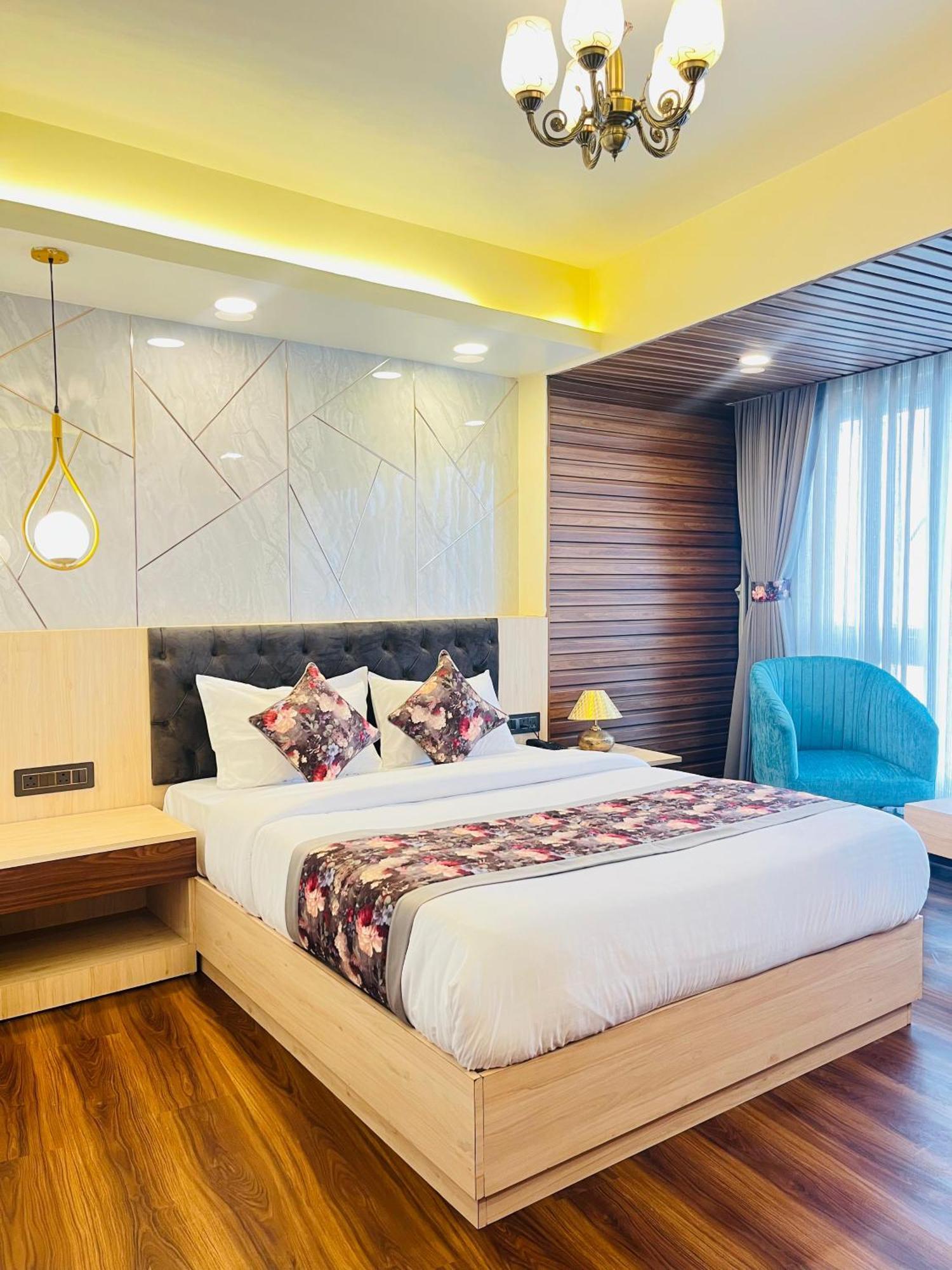 Luxury Stay At Hotel Broadway Boutique Mall Road Chowrasta Near Mahakal Temple ダージリン エクステリア 写真