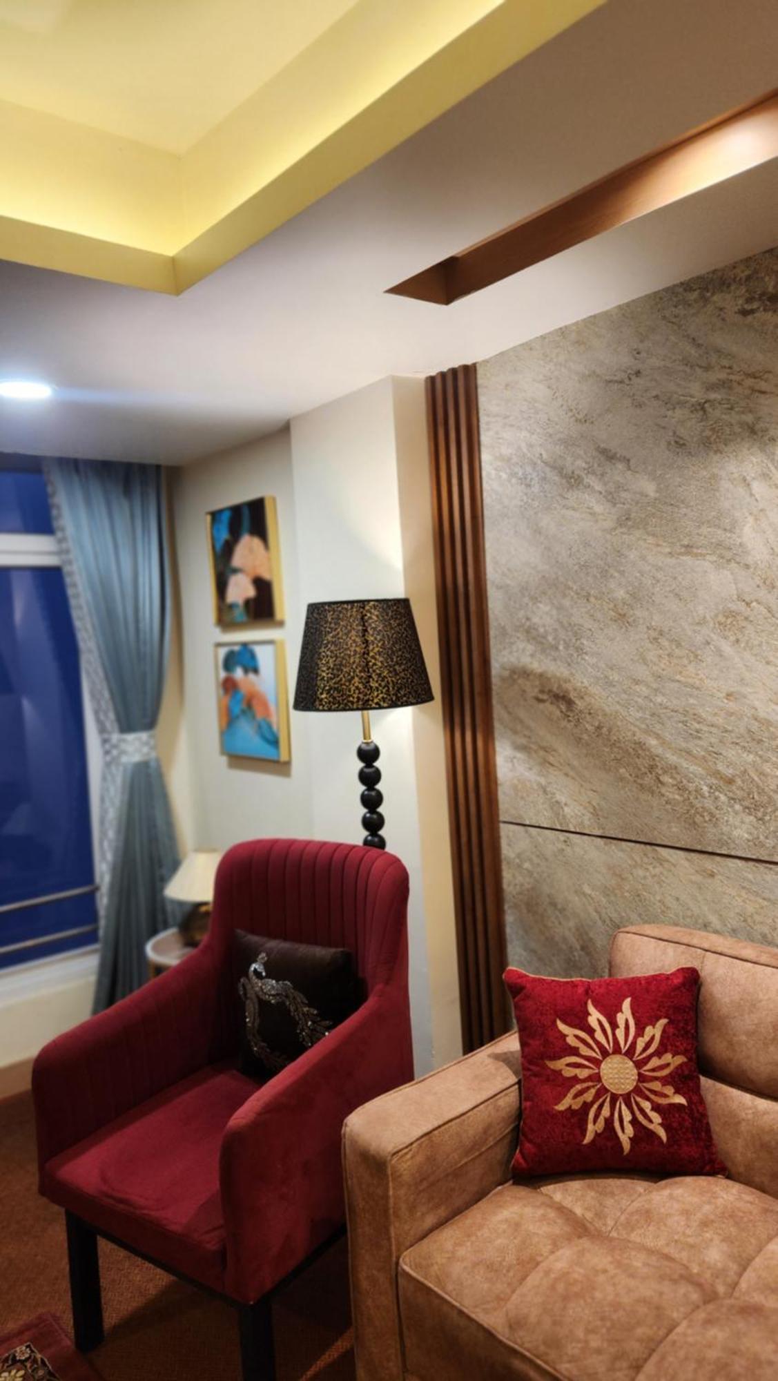 Luxury Stay At Hotel Broadway Boutique Mall Road Chowrasta Near Mahakal Temple ダージリン エクステリア 写真