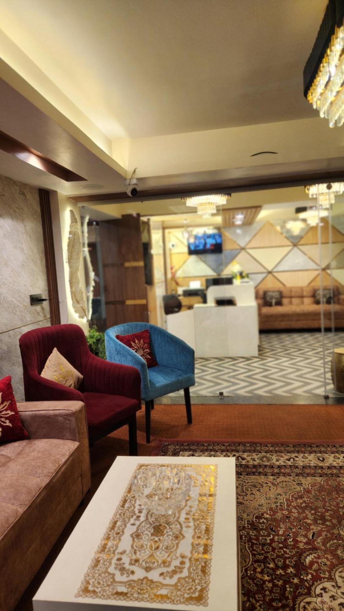 Luxury Stay At Hotel Broadway Boutique Mall Road Chowrasta Near Mahakal Temple ダージリン エクステリア 写真