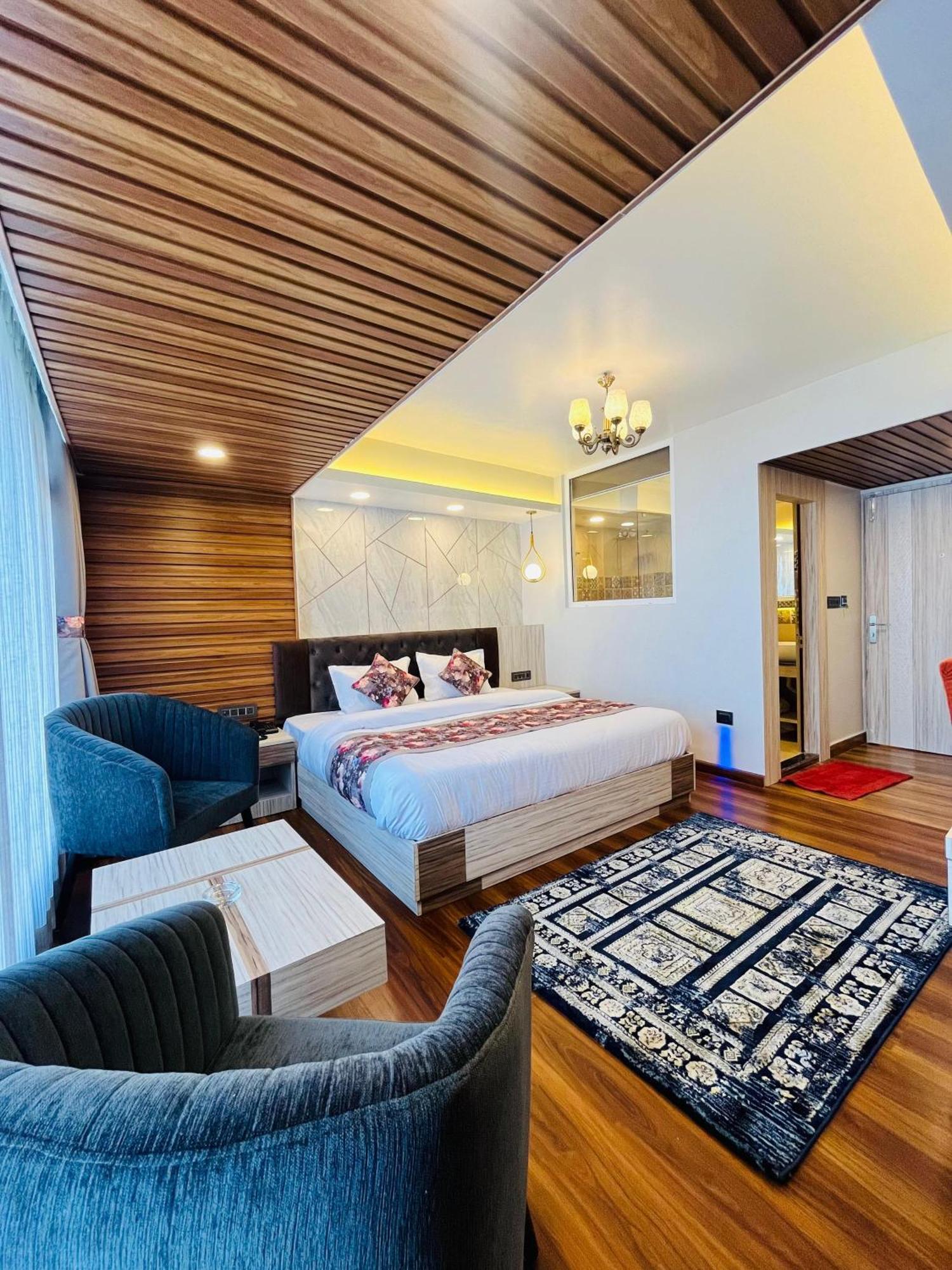Luxury Stay At Hotel Broadway Boutique Mall Road Chowrasta Near Mahakal Temple ダージリン エクステリア 写真